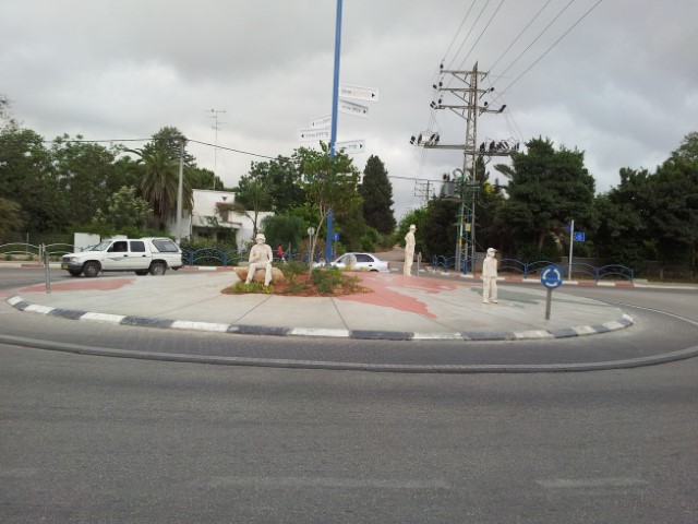 three white figures in pardes Hana