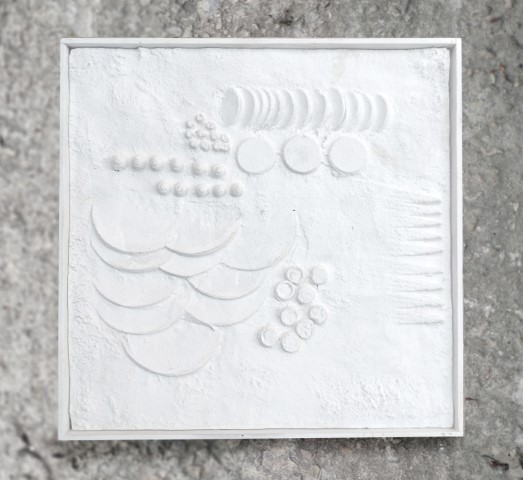 circles in white big concrete background (קטן)