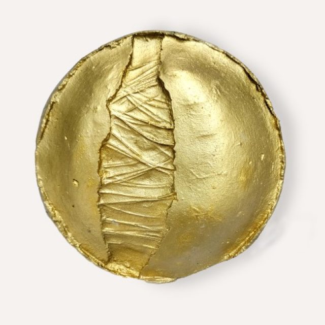 פסל קיר – מטבע זהב קטן