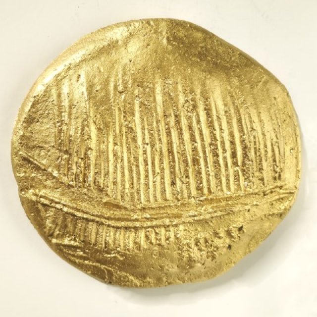 פסל קיר – מטבע זהב קטן 5