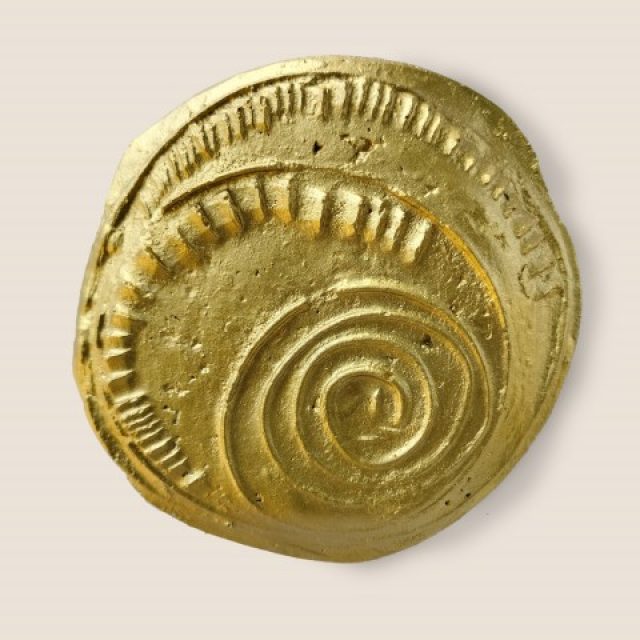 פסל קיר – מטבע זהב קטן ספירלה