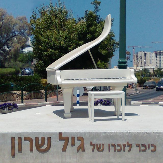 Piano in Or Akiva – a commemorative statue in honor of Gil Sharon