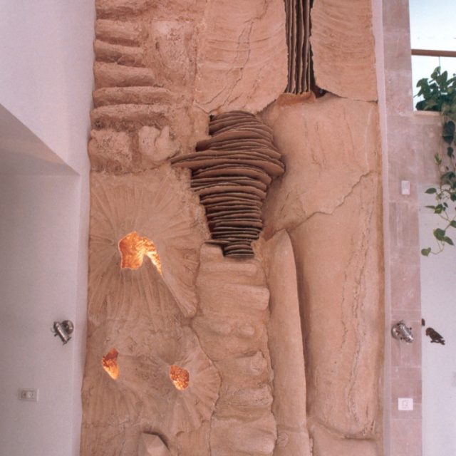 פסל קיר  מעוצב מבטון בכניסה לבית